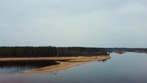 El-Río-Gauja-Letonia-Desemboca-En-El-Mar-Báltico,-Carnikava,-Letonia