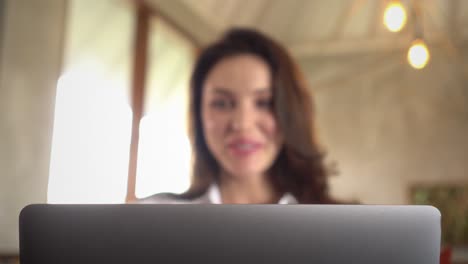 Mujer-Ejecutiva-Feliz-Sonriendo-Mientras-Trabaja-Desde-Casa-Usando-Su-Computadora-Portátil