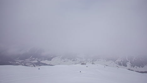 Lapso-De-Tiempo-De-La-Nube-Moviéndose-Sobre-La-Cima-De-La-Montaña-Cubierta-De-Nieve-Blanca