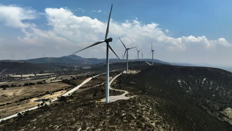 Drone-shot-of-many-wind-turbines-in-Esperanza,-Puebla,-Mexico---descending-view