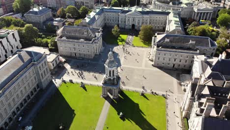 Atemberaubende-Luftaufnahme-Des-Trinity-College-In-Dublin