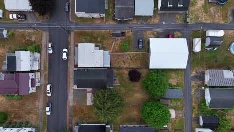 Neighborhood-in-Watsontown,-Pennsylvania-with-drone-video-overhead-moving-forward