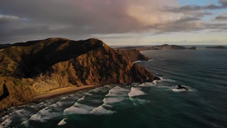 Atemberaubende-Luftaufnahme-Des-Berühmten-Leuchtturms-Von-Cape-Reinga