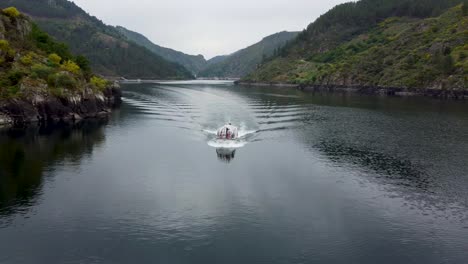 Aerial,-forward-over-a-tourist-boat-in-Sil-River-Canyon-Ribeira-Sacra