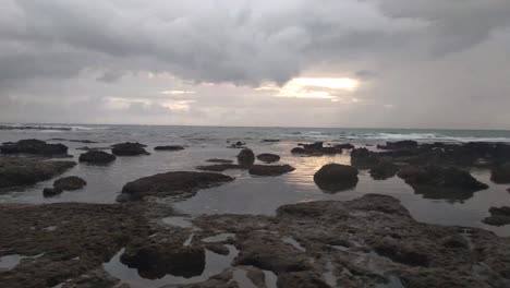 Die-Rancabuaya-Strandlandschaft-Bei-Sonnenuntergang-Und-Abenddämmerung,-Garut,-West-Java,-Indonesien
