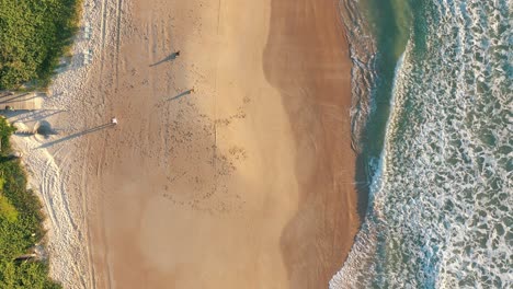 Luftaufnahme-Von-Oben-Nach-Unten,-Tropischer-Strandsonnenaufgang-Mit-Goldenem,-Smaragdgrünem-Wasser