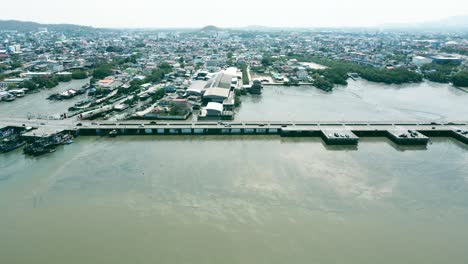 Wahrzeichen-Der-Chonmakhawithi-Brücke-In-Thailand