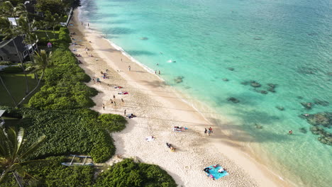 Playa-Lanikai-Con-Turistas-Que-Pasan-Vacaciones-Durante-El-Verano-En-Kailua,-Hawaii
