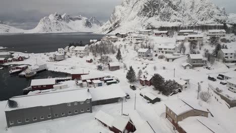 Luftaufnahme-Des-Schneebedeckten-Dorfes-Reine-Im-Winter-Auf-Den-Lofoten,-Nordland,-Norwegen