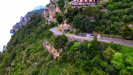 Carretera-En-Las-Montañas-Costeras-En-La-Costa-De-Amalfi-En-La-Península-De-Sorrentine,-Región-De-Campania,-Italia