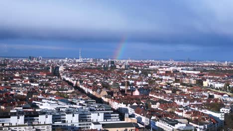 Arco-Iris-En-El-Cielo-Sobre-La-Ciudad-De-La-Torre-De-Televisión-Berlín-Gay-Lesbiana-Capital-De-Homosexuales