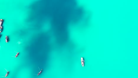 Schatten-Vor-Den-Wolken-über-Dem-Türkisfarbenen-Meer-Mit-Festgemachten-Booten