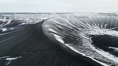 Borde-Del-Cráter-Volcánico-En-Invierno,-Antena-Cinematográfica-Del-Paisaje-De-Islandia