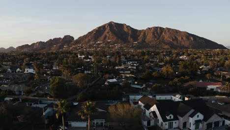 Luftaufnahme-Des-Camelback-Mountain-Bei-Sonnenuntergang-Mit-Arizona-Häusern-Im-Vordergrund
