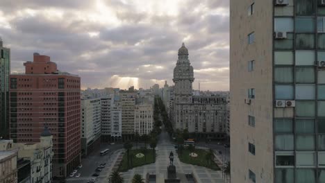 Panning-drone-view,-downtown-city-square-and-Palacio-Salvo,-Montevideo,-Uruguay