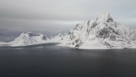 Verschneite-Bergkette-Im-Lofoten-Archipel-Im-Winter-In-Nordland,-Norwegen