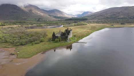 Kilchurn-Castle,-an-old-Scottish-fortress-mirrored-on-the-peaceful-waters-of-Loch-Awe