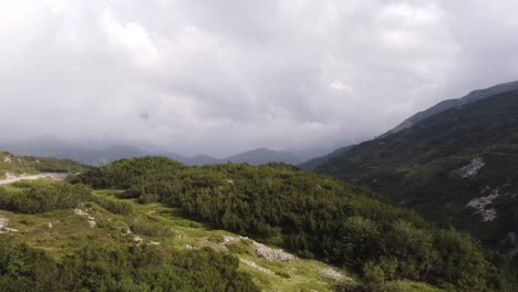 4K-Drohnenaufnahmen-Fangen-Die-Natürliche-Schönheit-Der-Schweizer-Alpen-Ein,-Während-Die-Sonne-Am-Gotthardpass-Durch-Die-Wolken-Untergeht