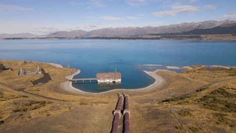 Tuberías-Que-Conducen-A-Una-Central-Hidroeléctrica-En-El-Lago-Pukaki,-Nueva-Zelanda