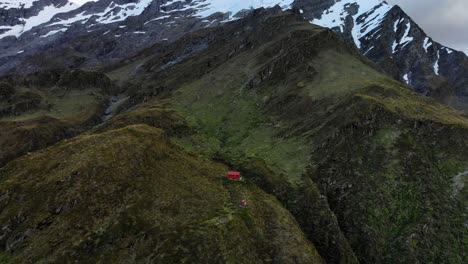 Atemberaubende-Neuseeländische-Landschaft-Mit-Bergsteigerhütte---Luftaufnahme
