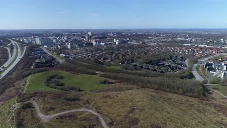 Luftaufnahme-Von-Der-Autobahn-E22-In-Richtung-Ideon,-Mit-Lund-Und-Öresund-Im-Hintergrund