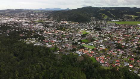 Drone-Aéreo---Paisaje-Urbano-De-La-Ciudad-De-Whangarei-En-Nueva-Zelanda