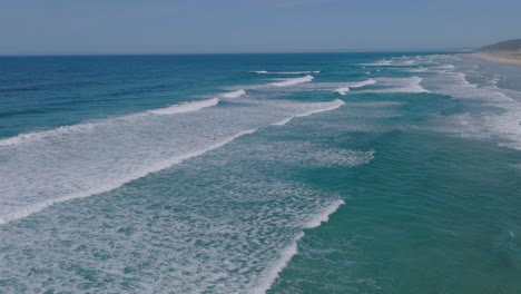Unberührte-Meereslandschaft-Mit-Schäumenden-Wellen-Am-Strand-Von-Razo-In-Carballo,-A-Coruña,-Spanien