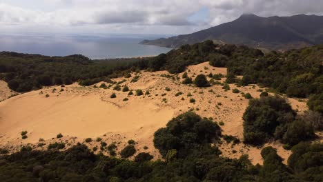 Sardinien-Erstaunliche-Dünensandlandschaft,-Wildnis-Panoramaküstenlinie,-Luftaufnahmen