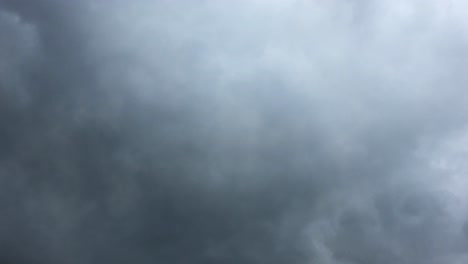 Nubes-Oscuras-Y-Relámpagos-Antes-De-La-Lluvia
