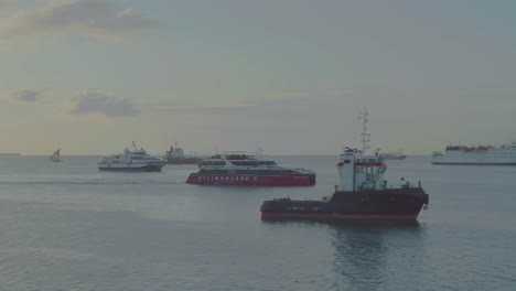 Drohnen-Stockaufnahmen-Von-Sansibars-Großem-Schiff,-Das-Sich-über-Wasser-Bewegt