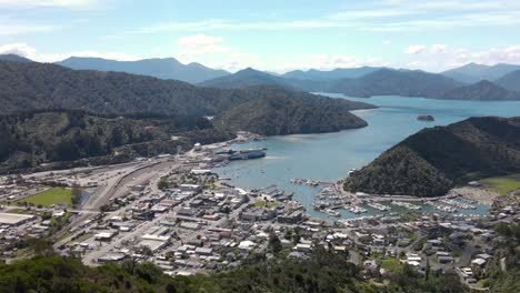 Bahía-Y-Puerto-Deportivo-De-Waikawa-Con-Vista-A-La-Reina-Charlotte-Y-Bahía-Del-Sol-En-Marlborough,-Nueva-Zelanda