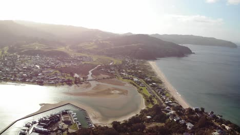 Luftaufnahme-Des-Strandes-Und-Der-Lagune-Von-Tairua,-Bucht-Der-Coromandel-Halbinsel,-Neuseeland-An-Einem-Sonnigen-Abend,-Drohnenaufnahme