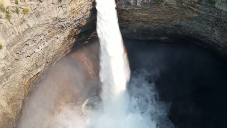 Hermosas-Cataratas-Helmcken-En-Cascada-En-El-Río-Murtle-En-El-Parque-Provincial-Wells-Grey-En-Columbia-Británica,-Canadá
