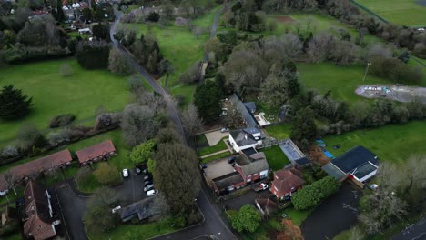 Luftaufnahme-über-Der-Vorstadt-Harlow-In-Essex,-Großbritannien-Mit-Grünen-Landschaften-Und-Historischen-Sehenswürdigkeiten