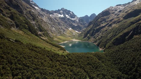 Beautiful-alpine-scenery-of-Lake-Marian,-Fiordland,-New-Zealand