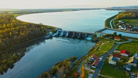Luftaufnahmen-Von-4K-Drohnen-Eines-Ptuj-Sees-Und-Eines-Kleinen-Wasserkraftwerks,-Das-Am-Markovci-Staudamm-Und-Am-Fluss-Drau-Errichtet-Wurde