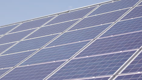 Vista-Estrecha-De-Múltiples-Paneles-Solares-Montados-En-El-Techo,-Producción-De-Energía-Verde