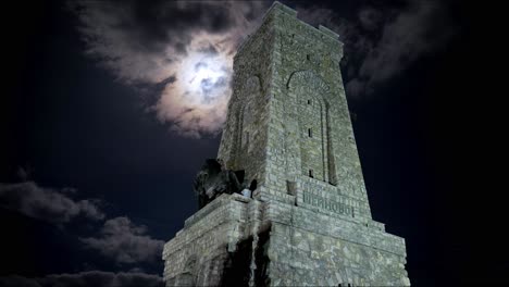 Monumento-De-La-Libertad-En-Bulgaria-En-La-Noche,-Luna-Llena,-Montaña-Stara-Planina