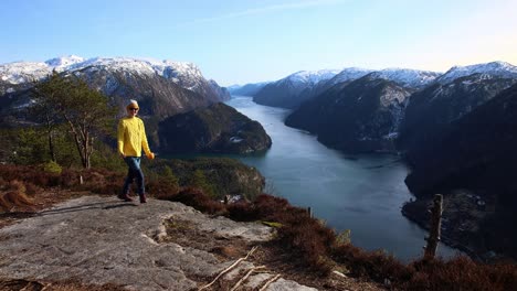 Aventura-De-Pascua-En-El-Oeste-De-Noruega-Veafjorden---Niña-Feliz-Bailando-En-La-Cima-De-La-Montaña