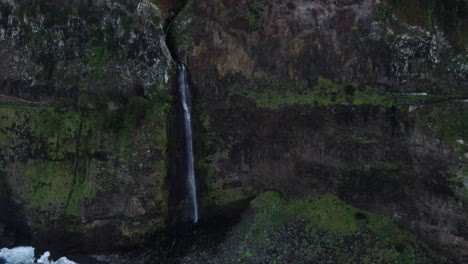 Drohnenaufnahmen-Zeigen-Beeindruckende-Ausblicke-Auf-Den-Wasserfall-Auf-Der-Madeira-Klippe-Vom-Miradouro-Do-Veil-Da-Bride
