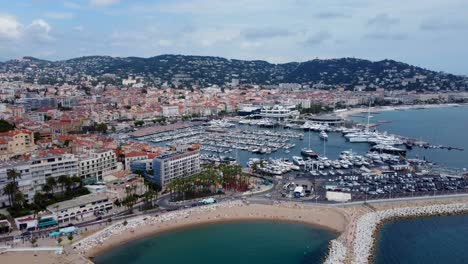 Drohnen-Hyperlapse-Oder-Zeitraffer,-Stadt-Und-Hafen-Von-Cannes-An-Der-Französischen-Riviera