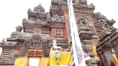 Tempel-Eingangstor-Architektur-In-Bali,-Indonesien,-Balinesisches-Hindu-Gebäude-Für-Gottesdienste-Und-Religiöse-Zeremonien,-Pura-Pusheh-Batubulan