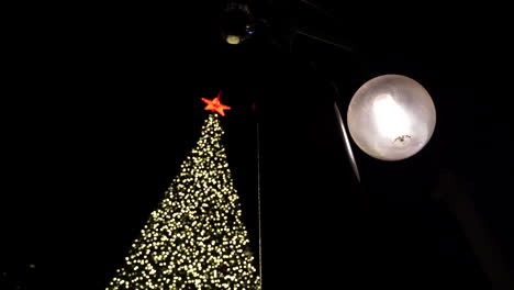 Riesige-Weihnachtsenthüllung-Bei-Nacht-Mit-Glitzernden-Lichtern
