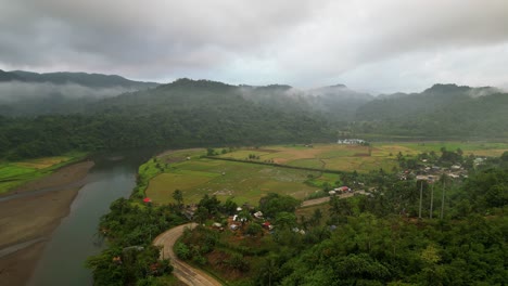 Pintoresco-Pueblo-Rural-Con-Un-Exuberante-Valle-Forestal-Y-Un-Río-En-Catanduanes,-Filipinas