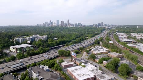 Atlanta,-Georgia-skyline-and-freeway-traffic-with-drone-video-moving-in