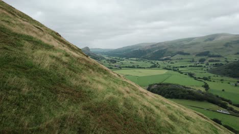 Luftdrohnenansicht-Von-Grünen-Feldern-Und-Hügeln-Im-Ländlichen-Wales