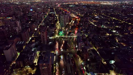 Stadtbild-Der-Innenstadt-Von-Santiago-Bei-Nacht-Mit-Rasendem-Verkehr-In-Farbenfroh-Beleuchteter-Luftaufnahme-Der-Chilenischen-Hauptstadt