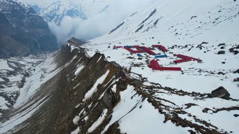 Filmische-Luftaufnahmen-über-Der-Schneebedeckten-Bergrückenlinie-Im-Annapurna-Basislager