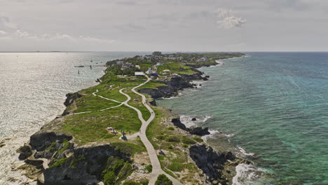 Isla-Mujeres-Mexico-Aerial-V5-Low-Drone-Flyover-Mit-Atemberaubenden-Ausblicken-Auf-Den-Punta-Sur-Park-Und-Das-Inselparadies,-Umgeben-Von-Wunderschönem-Karibischem-Meerwasser-–-Aufgenommen-Mit-Mavic-3-Cine-–-Juli-2022