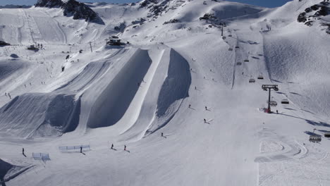 Gruppe-Von-Skifahrern,-Die-Sich-Bei-Schönem-Sonnigen-Wetter-Im-Winter-Auf-Der-Weißen,-Verschneiten-Piste-Amüsieren